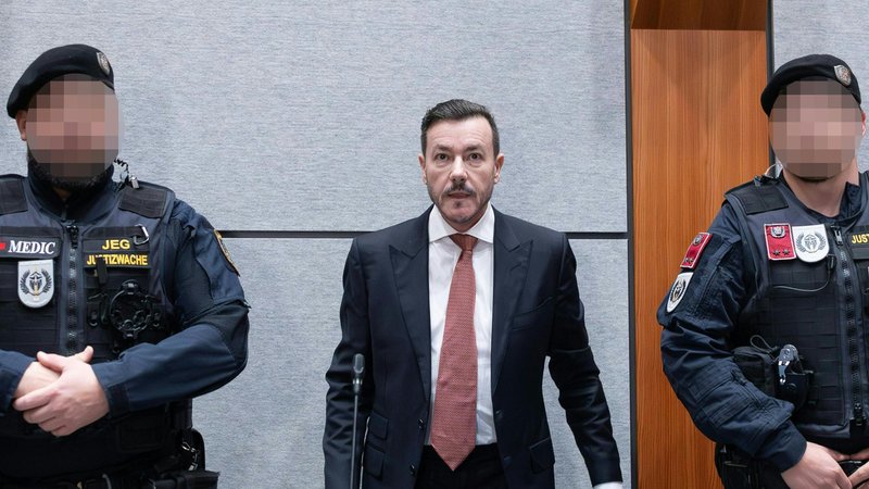 Der Angeklagte Rene Benko zu Beginn des Prozesses gegen den Signa-Gründer wegen des Vorwurfs der betrügerischen Krida. | Bild: dpa-Bildfunk/Expa/Johann Groder Der Angeklagte Rene Benko zu Beginn des Prozesses gegen den Signa-Gründer wegen des Vorwurfs der betrügerischen Krida.