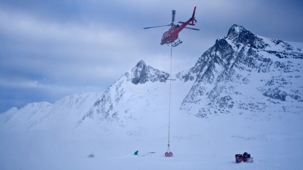 Helikopter fliegt über dem Gletscher an der Küste Südost-Grönlands. | Bild: Kristin Laidre/University of Washington Helikopter fliegt über dem Gletscher an der Küste Südost-Grönlands.