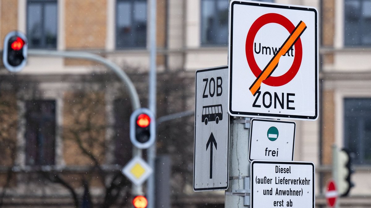 Ein Verkehrsschild weist auf eine Umweltzone in München hin.