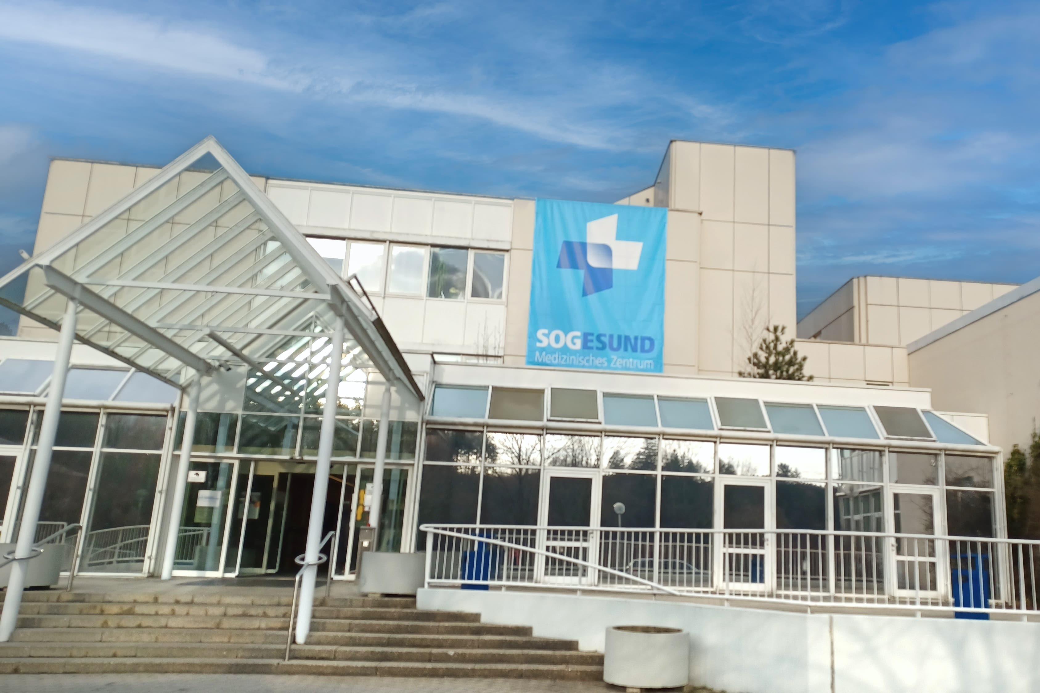 Krankenhaus GmbH Weilheim Schongau, darauf ein Plakat mit den Buchstaben: "SOGESUND".