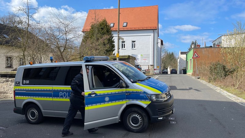 In einer Kinder- und Jugendhilfe-Einrichtung in Wunsiedel in Oberfranken ist ein zehnjähriges Mädchen tot aufgefunden worden. Die Polizei geht von Fremdverschulden aus.