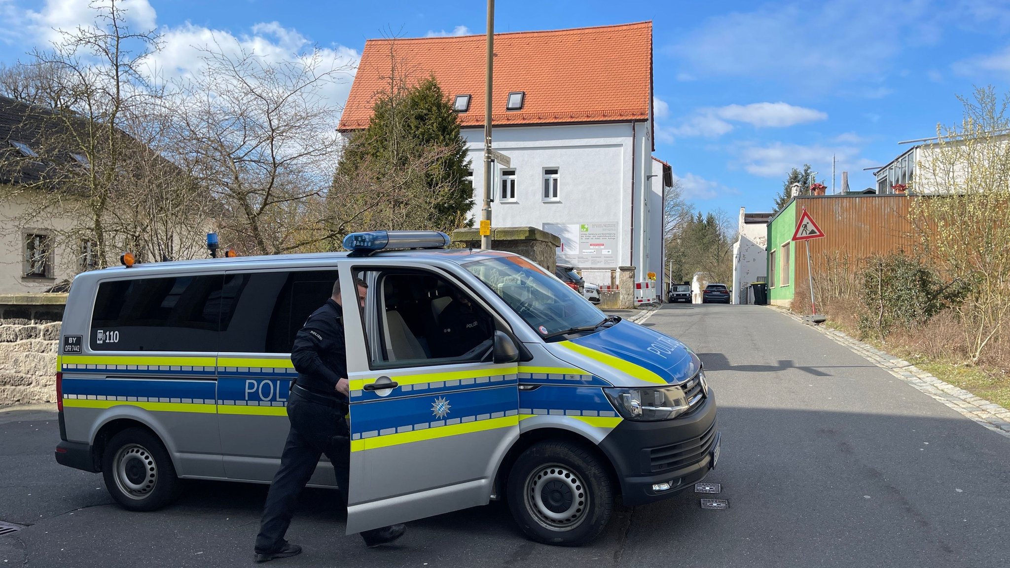 In einer Kinder- und Jugendhilfe-Einrichtung in Wunsiedel in Oberfranken ist ein zehnjähriges Mädchen tot aufgefunden worden. Die Polizei geht von Fremdverschulden aus.