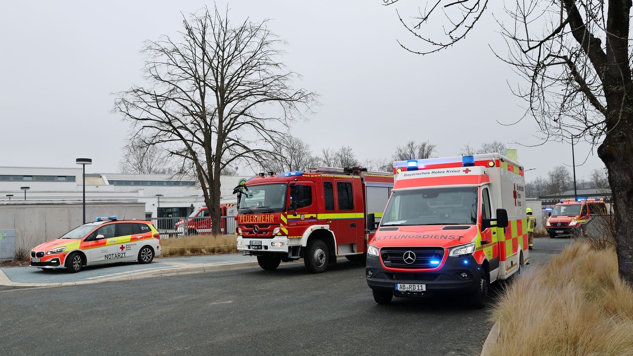 Einsatzfahrzeuge von Rettungsdienst und Feuerwehr