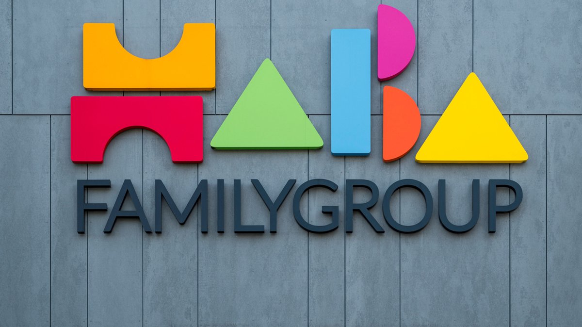 Das Logo der Haba Familygroup ist an einem Gebäude zu sehen.