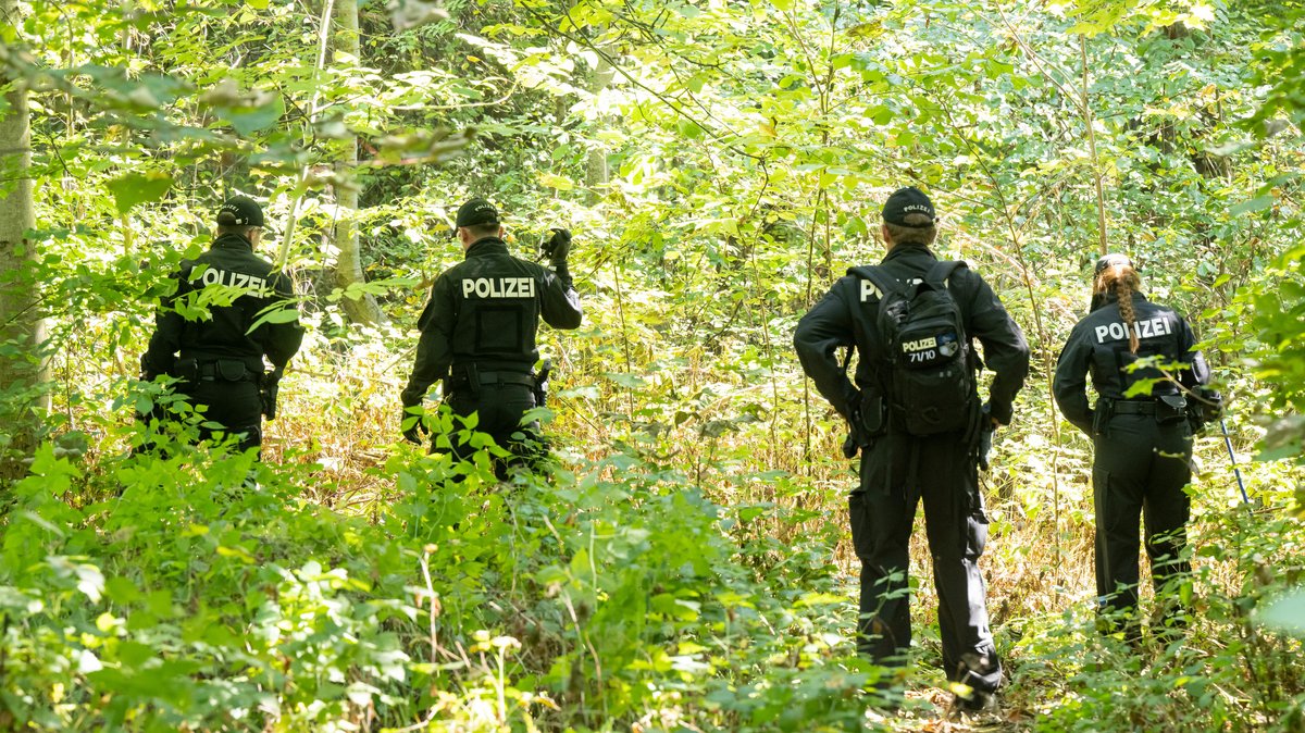 Nachdem im August 2022 eine weibliche Leiche in einem Auto gefunden wurde, durchsuchten Polizisten ein Waldstück bei Ingolstadt.