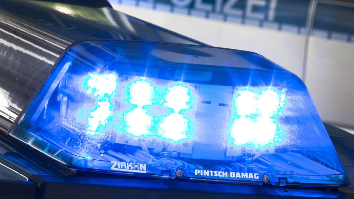 ARCHIV - 27.07.2015, ---: Eine Blaulicht leuchtet auf dem Dach eines Polizeiwagens. Im Hintergrund steht ein weiterer Streifenwagen. (Symbolbild zu dpa: «Mann schießt mit Armbrust - Polizei untersucht rechten Hintergrund») Foto: Friso Gentsch/dpa +++ dpa-Bildfunk +++