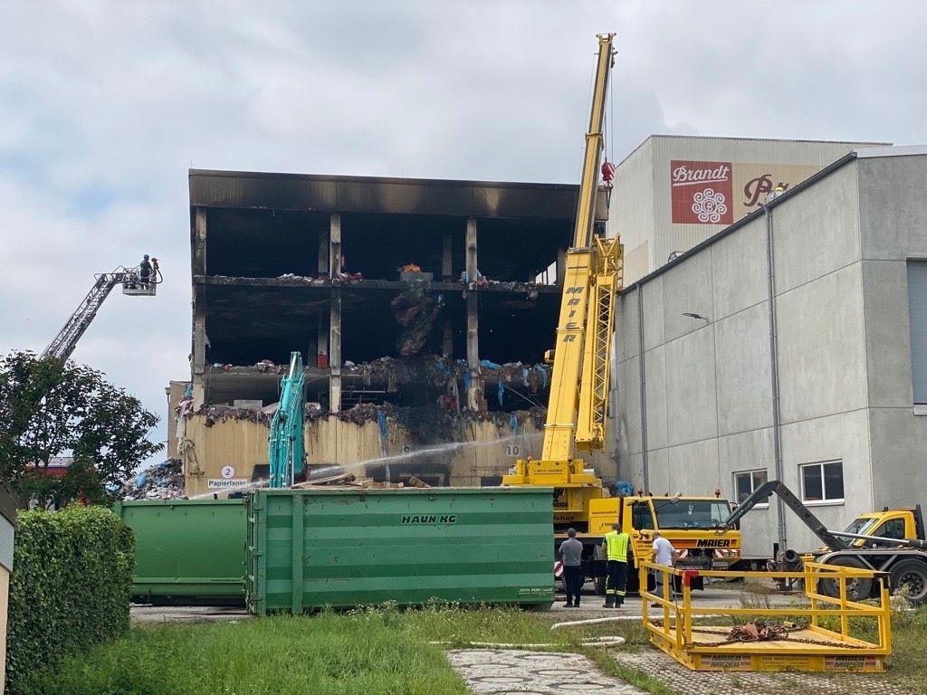 Lagerhalle ohne Fassadenwände vorne.