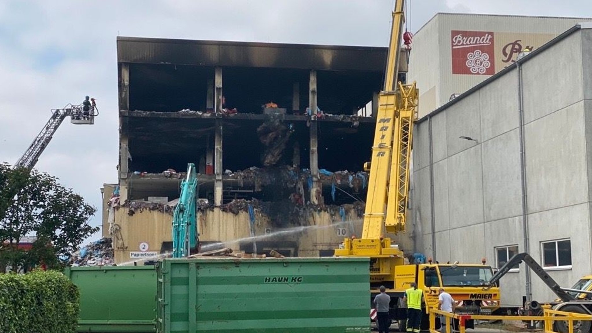 Lagerhalle ohne Fassadenwände vorne.