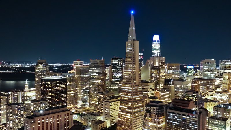 Die Transamerica-Pyramid (Gebäude in der Mitte): Auch in den Büro-Wolkenkratzer sollen Pensionsgelder aus Bayern geflossen sein. | Bild: picture alliance / Anadolu | Tayfun Coskun Die Transamerica-Pyramid (Gebäude in der Mitte): Auch in den Büro-Wolkenkratzer sollen Pensionsgelder aus Bayern geflossen sein.