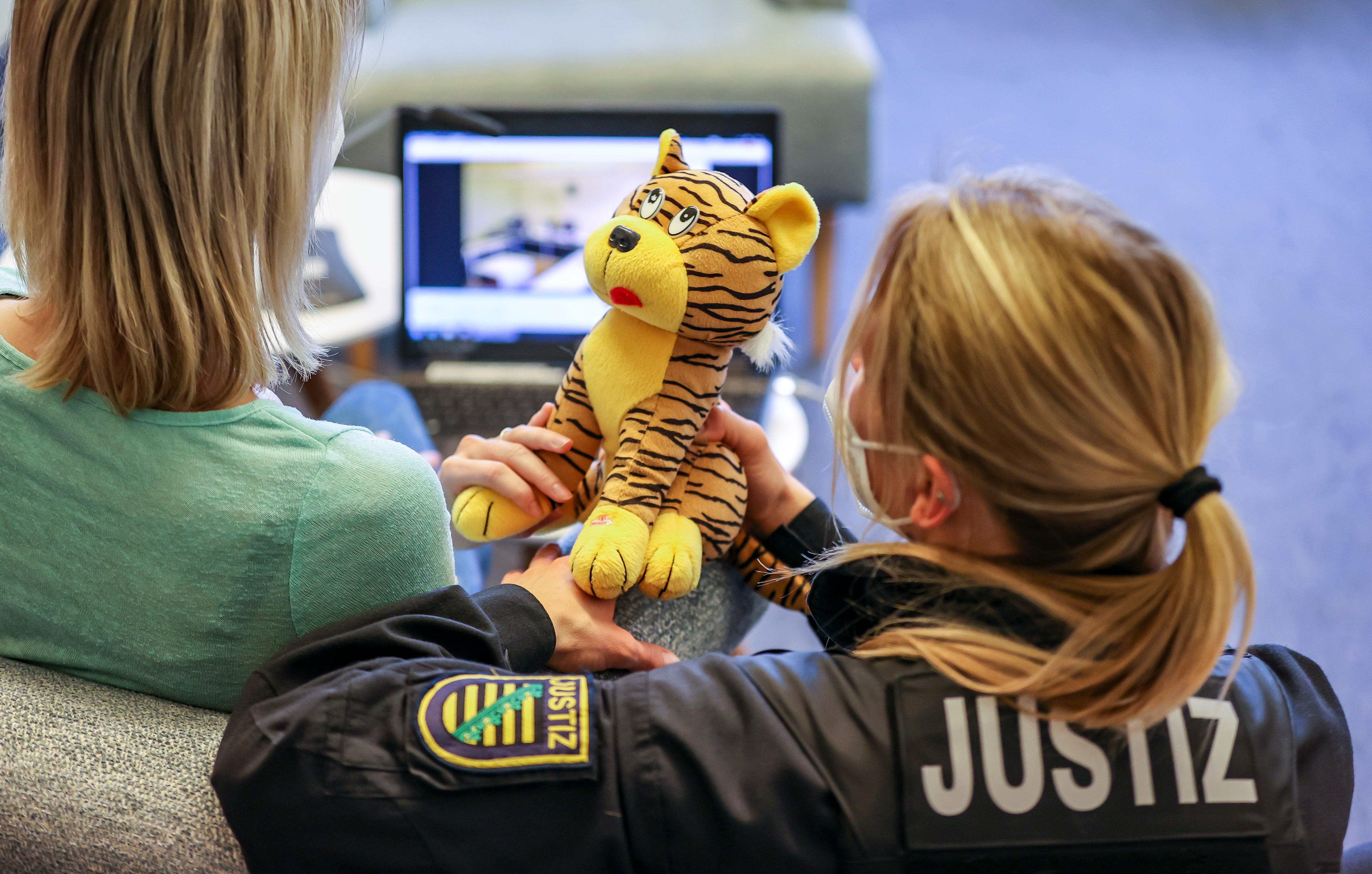 Eine Beamtin und eine Frau zeigen exemplarisch eine Video-Vernehmung. Dies wird bei Missbrauchsfällen angewendet.  (Symbolbild/Archivbild)