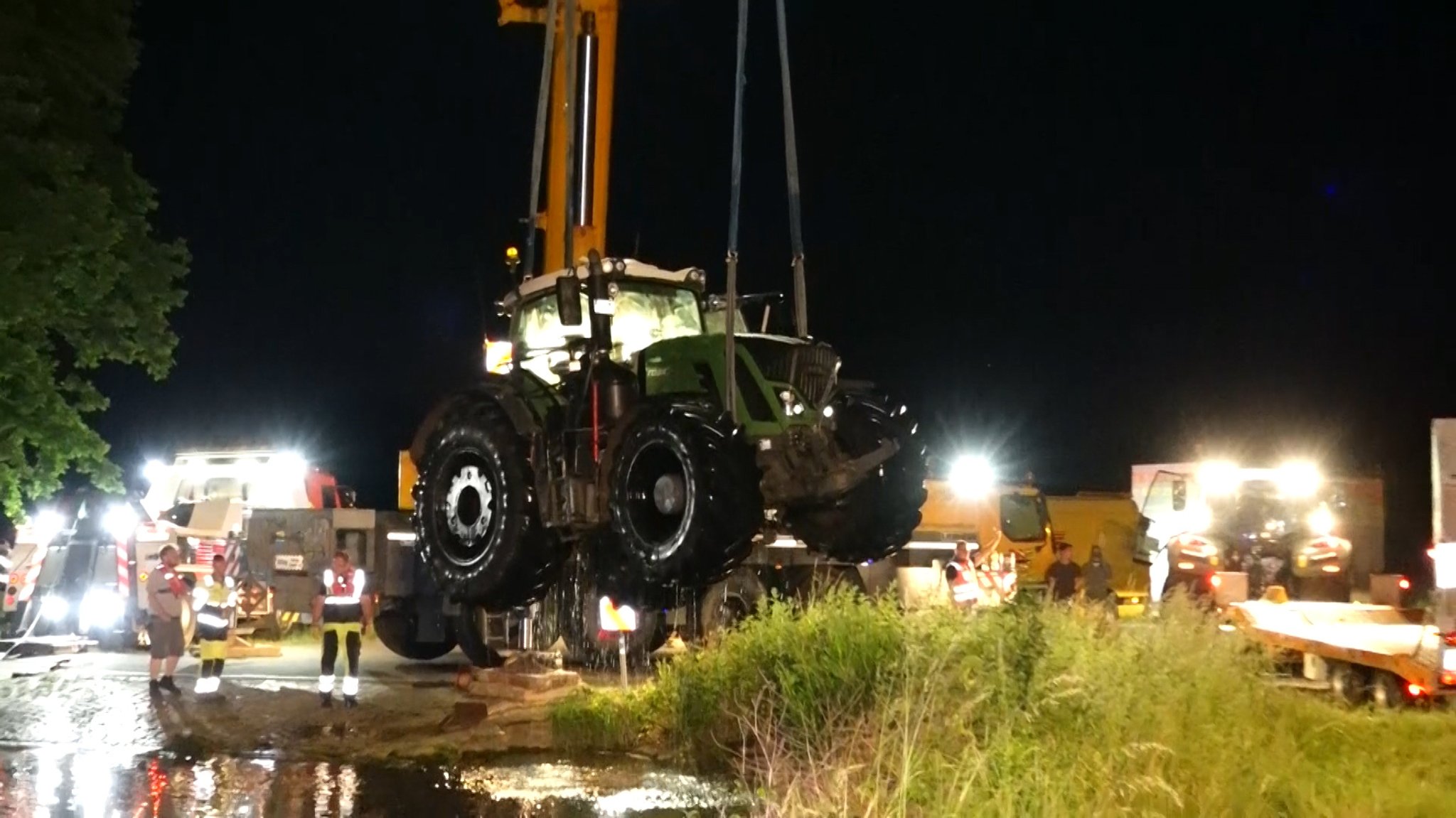 In Wipfeld im Landkreis Schweinfurt ist ein Traktor samt Anhänger rückwärts von einer Fähre gerollt und im Main gelandet.