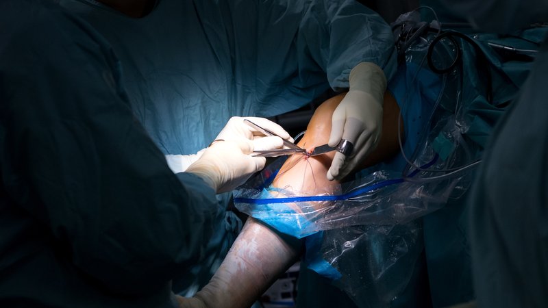 Operation in einem Krankenhaus in München | Bild: picture alliance/dpa | Sven Hoppe Operation in einem Krankenhaus in München