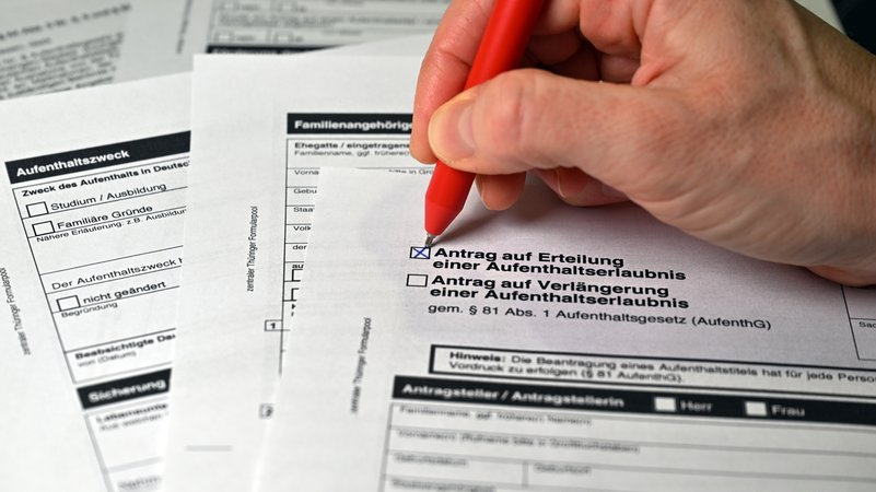 Das Formular "Antrag auf Erteilung einer Aufenthaltserlaubnis" liegt auf einem Tisch | Bild: picture alliance/dpa | Martin Schutt Das Formular "Antrag auf Erteilung einer Aufenthaltserlaubnis" liegt auf einem Tisch
