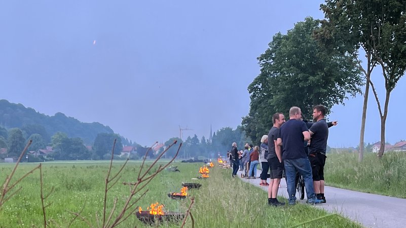 Mahnfeuer gegen die Monster-Staus auf der A8 | Bild: BR/Diethard Kühne Mahnfeuer gegen die Monster-Staus auf der A8
