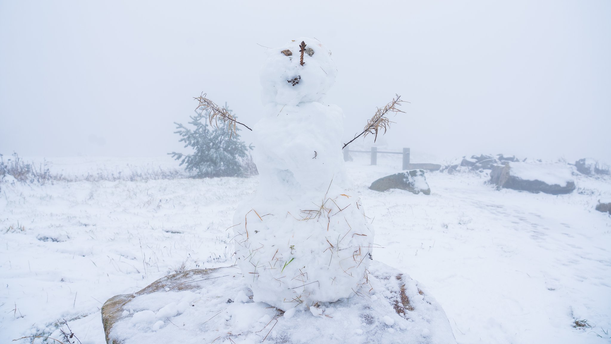 Mini-Schneemann auf dem Schneeberg bei Bischofsgrün, Landkreis Wunsiedel.