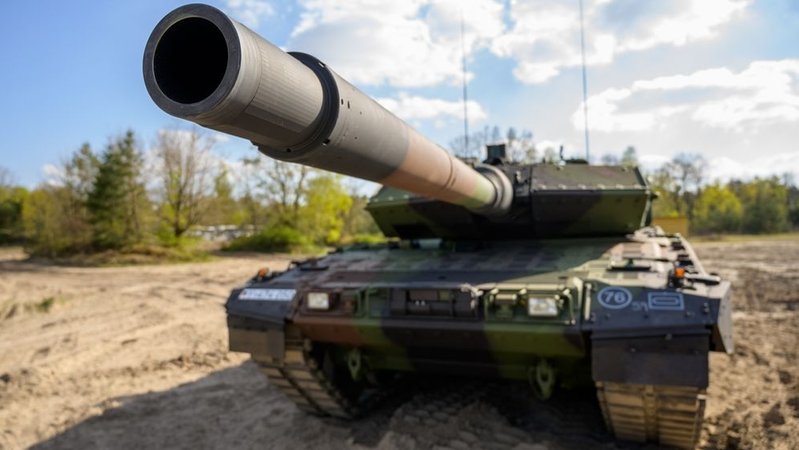Symbolfoto: Leopard-2- Panzer bei einer Übung