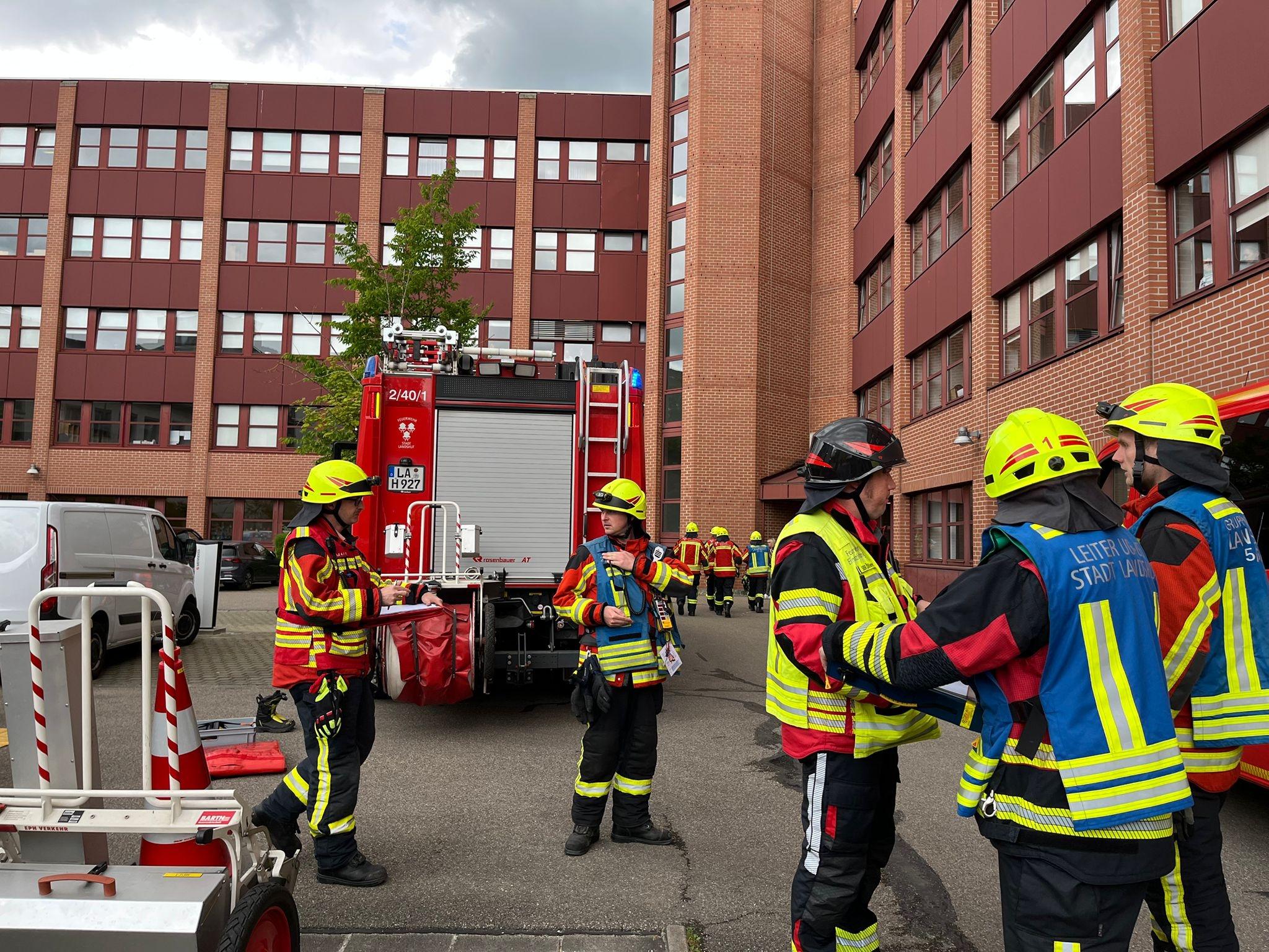 Feuerwehreinsatzkräfte vor dem Gebäude der Staatsanwaltschaft Landshut