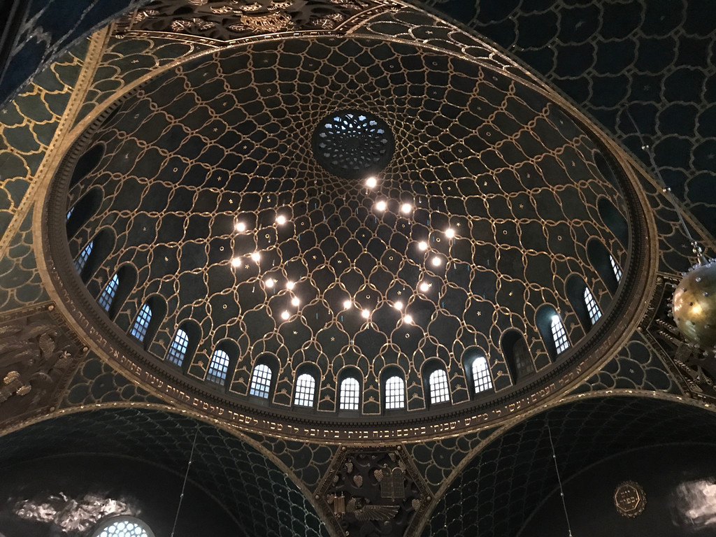 Ein Blick in die prächtig geschmückte Kuppel der Augsburger Synagoge