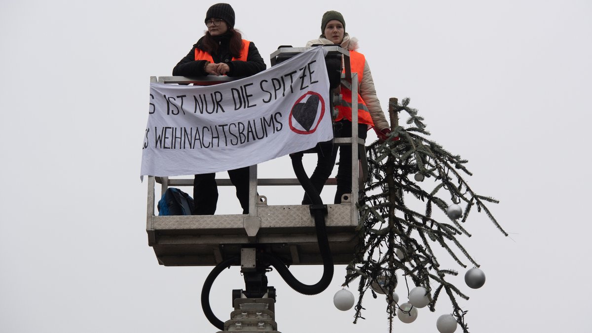 Klimaaktivisten sägen in Berlin Spitze von Weihnachtsbaum ab 