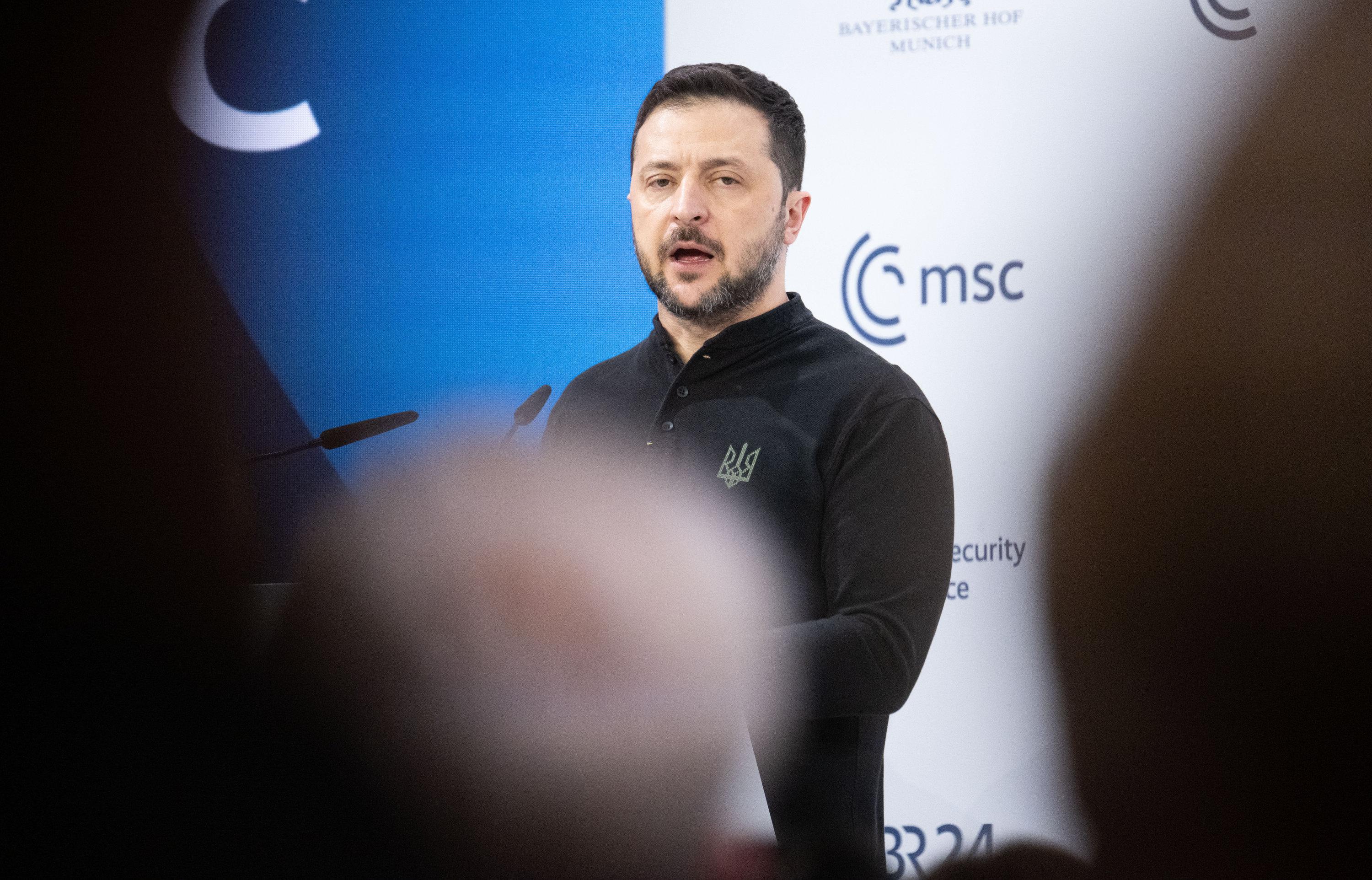 15.02.2025, Bayern, München: Wolodymyr Selenskyj, Präsident der Ukraine, spricht während der 61. Münchner Sicherheitskonferenz (MSC). Drei Tage lang diskutieren Staatschefs, Sicherheitspolitiker, Wissenschaftler sowie Militärs und Vertreter der Rüstungsindustrie über aktuelle Sicherheitsfragen. Foto: Boris Roessler/dpa +++ dpa-Bildfunk +++