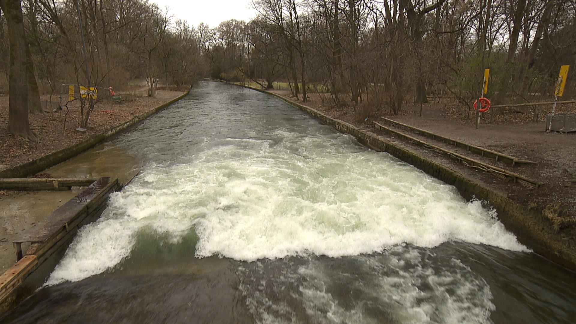 Per Allgemeinverfügung hat die Stadt München das Surfen im Eisbach verboten