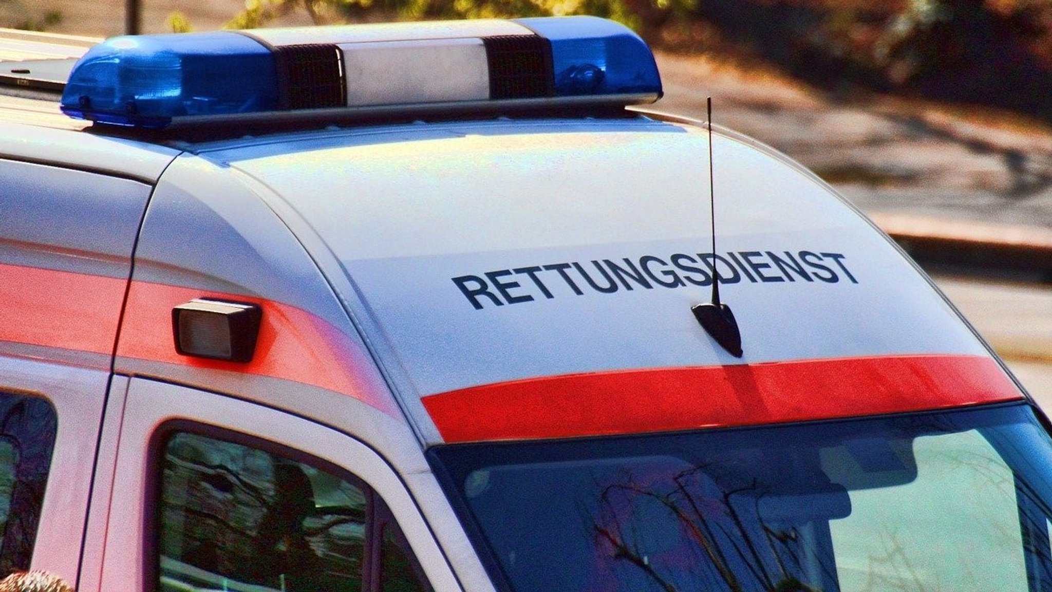 Motorradfahrer rast in Fußgänger - 18-Jähriger stirbt