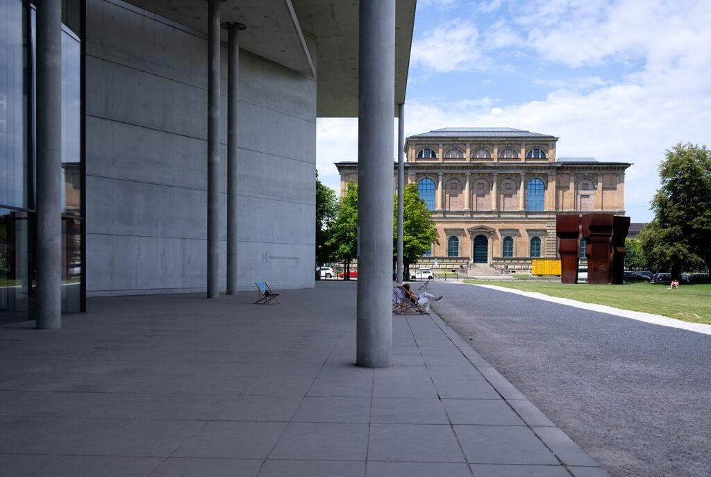 Die Pinakothek der Moderne und die Alte Pinakothek (im Hintergrund)