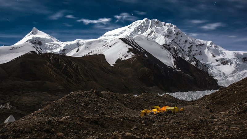 Shisha Pangma Nachtansicht | Bild: BR/Elias Lefas Shisha Pangma Nachtansicht