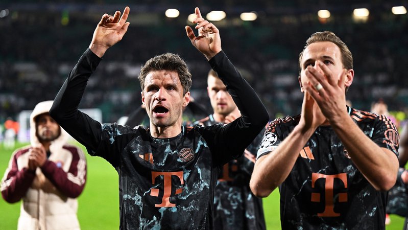 Thomas Müller und Harry Kane nach dem Sieg bei Celtic Glasgow | Bild: picture-alliance/dpa Thomas Müller und Harry Kane nach dem Sieg bei Celtic Glasgow