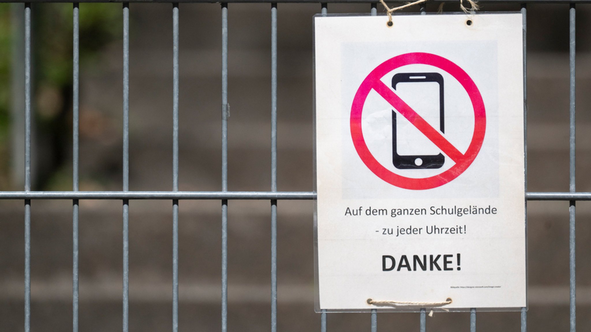 Handys stören Konzentration und Gemeinschaft in der Schulzeit. | Bild: dpa-Bildfunk/Marijan Murat Handys stören Konzentration und Gemeinschaft in der Schulzeit.