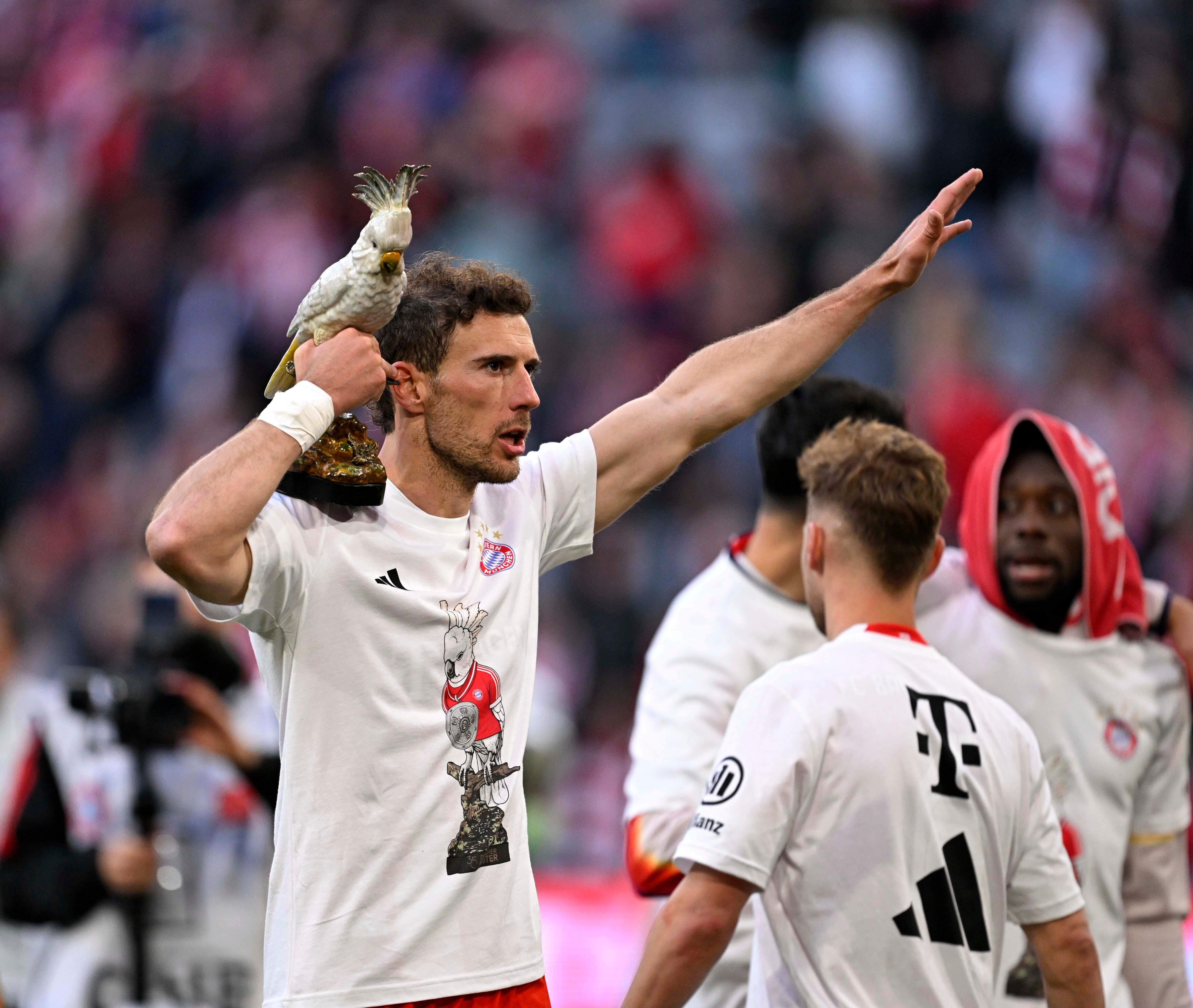 FC-Bayern-Spieler Leon Goretzka mit dem Kult-Kakadu