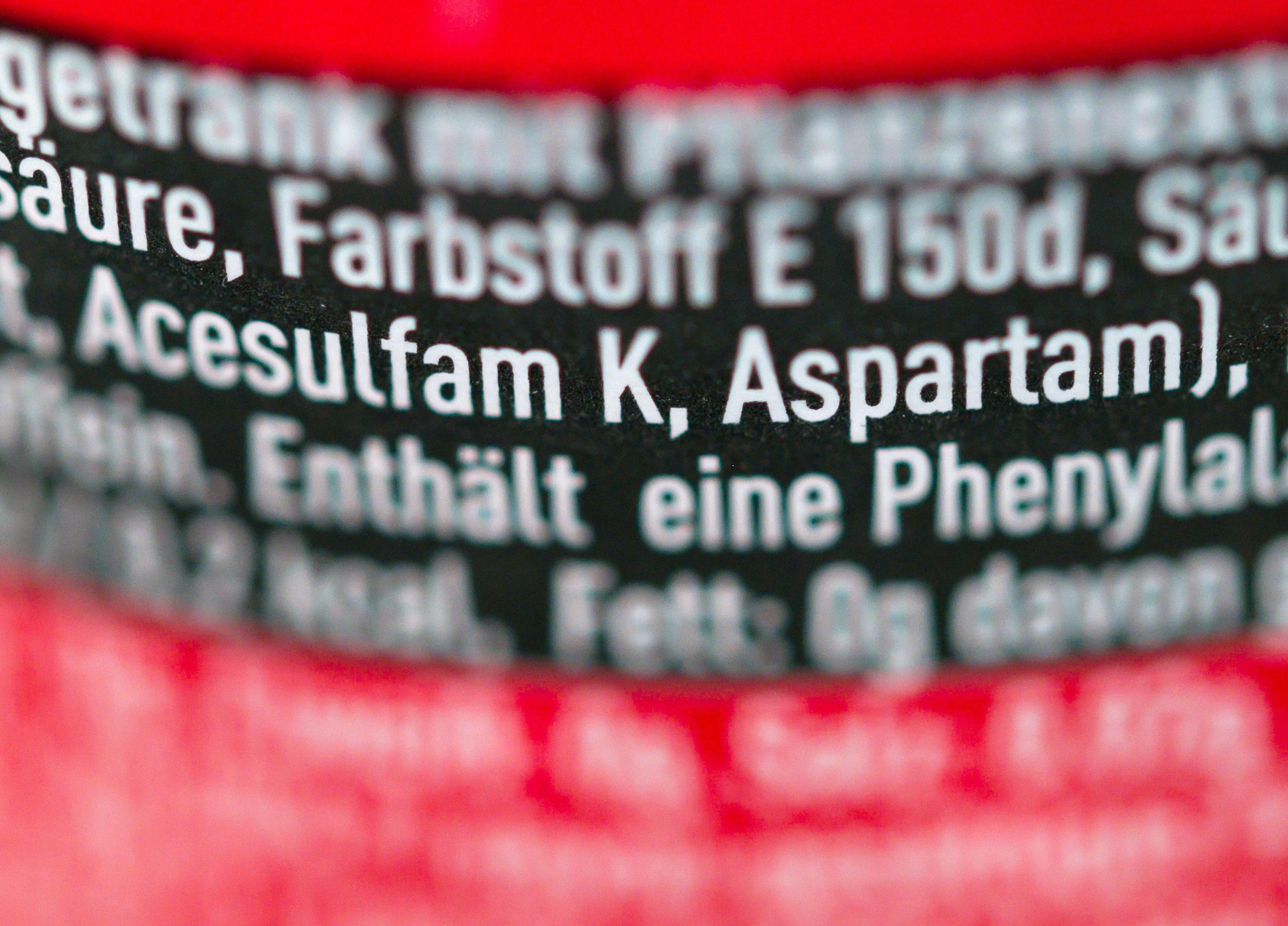 Die Liste der Inhaltsstoffe einer Cola Zero - darunter der kennzeichnungspflichtige Süßstoff Aspartam.