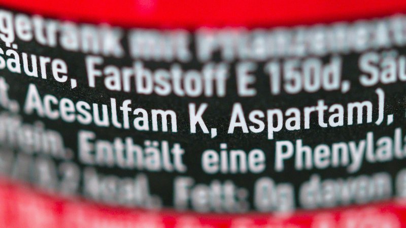 Die Liste der Inhaltsstoffe einer Cola Zero - darunter der kennzeichnungspflichtige Süßstoff Aspartam.