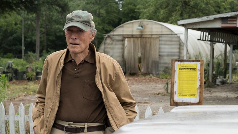 Clint Eastwood als Rentner Earl, der aus finanzieller Not eine kriminelle Laufbahn einschlägt ("The Mule"-Filmszene)