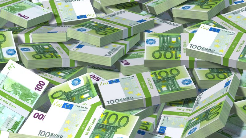 Symbolbild: Geldbündel mit Hundert-Euro-Scheinen. | Bild: stock.adobe.com Symbolbild: Geldbündel mit Hundert-Euro-Scheinen.