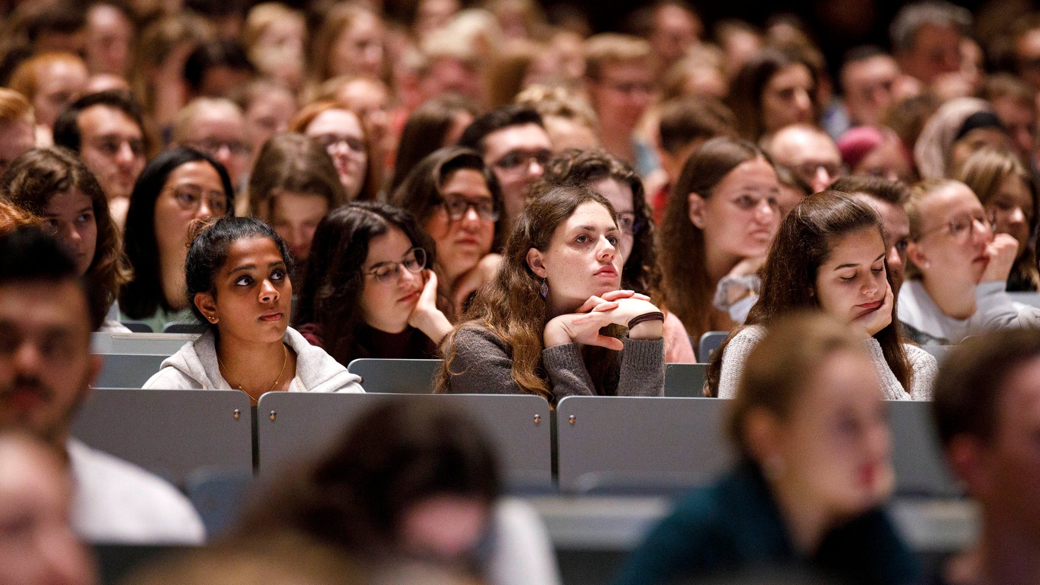 Studierende im ersten Semester im Hörsaal.
