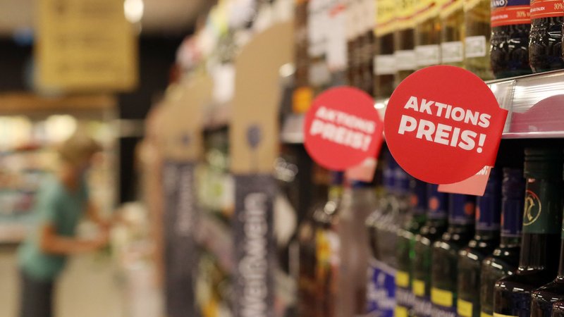 Regale eines Discounters | Bild: dpa-Bildfunk/Danny Gohlke Regale eines Discounters