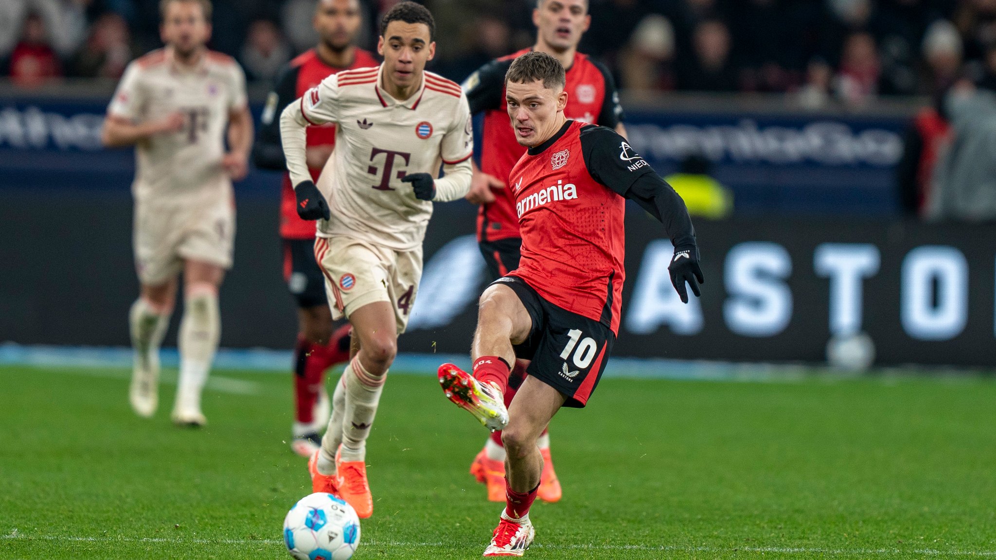 Florian Wirtz (rechts) und Jamal Musiala beim Duell Bayer Leverkusen -  FC Bayern