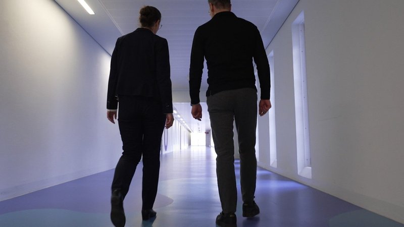 BR-Reporter mit einer Ministeriumsmitarbeiterin in der JVA Gablingen | Bild: BR BR-Reporter mit einer Ministeriumsmitarbeiterin in der JVA Gablingen