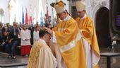 Der Würzburger Bischof Dr. Franz Jung weiht Paul Reder im Kiliansdom zum neuen Weihbischof. | Bild:Markus Hauck (POW)