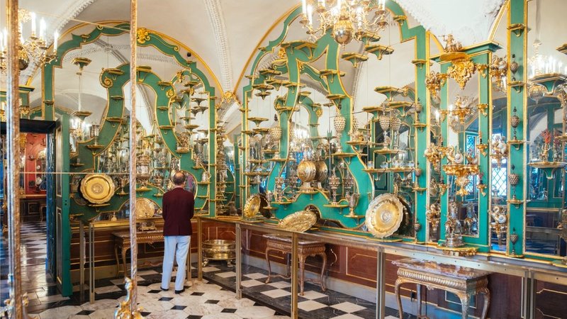 Ein Besucher schaut sich im Juwelenzimmer des Historischen Grünen Gewölbes im Residenzschloss in Dresden um (Archivbild)
