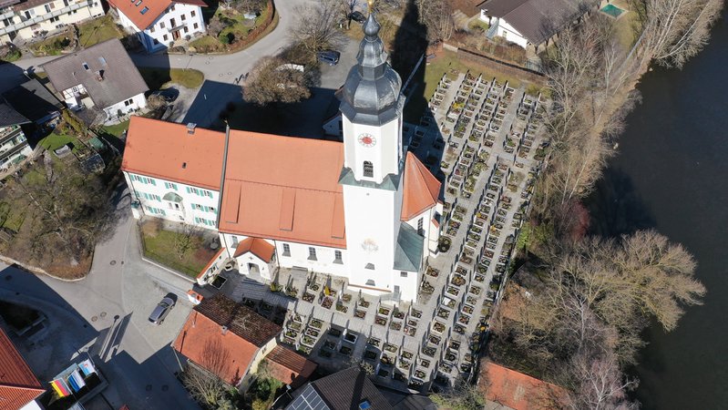 Pruttinger Kirche mit der Drohne gefilmt