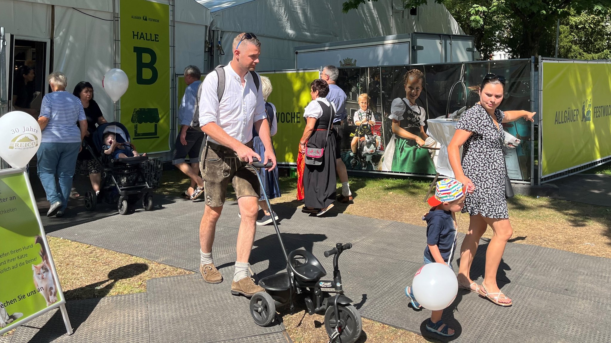 Eine Familie läuft über die Allgäuer Festwoche in Kempten.