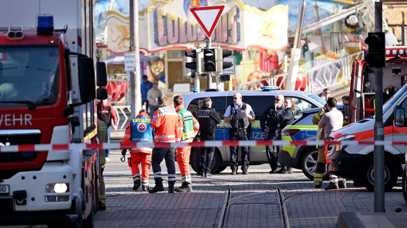 03.03.2025, Baden-Württemberg, Mannheim: Einsatzkräfte der Polizei und des Rettungsdienstes stehen bei einem Großeinsatz in der Innenstadt. Nach einem Vorfall mit einem Auto in der Mannheimer Innenstadt mit mindestens einem Toten und mehreren Verletzten ist der mutmaßliche Fahrer nach Polizeiangaben festgenommen worden. Nach Polizeiangaben war ein Fahrzeug in eine Menschenmenge gefahren. Foto: Boris Roessler/dpa +++ dpa-Bildfunk +++