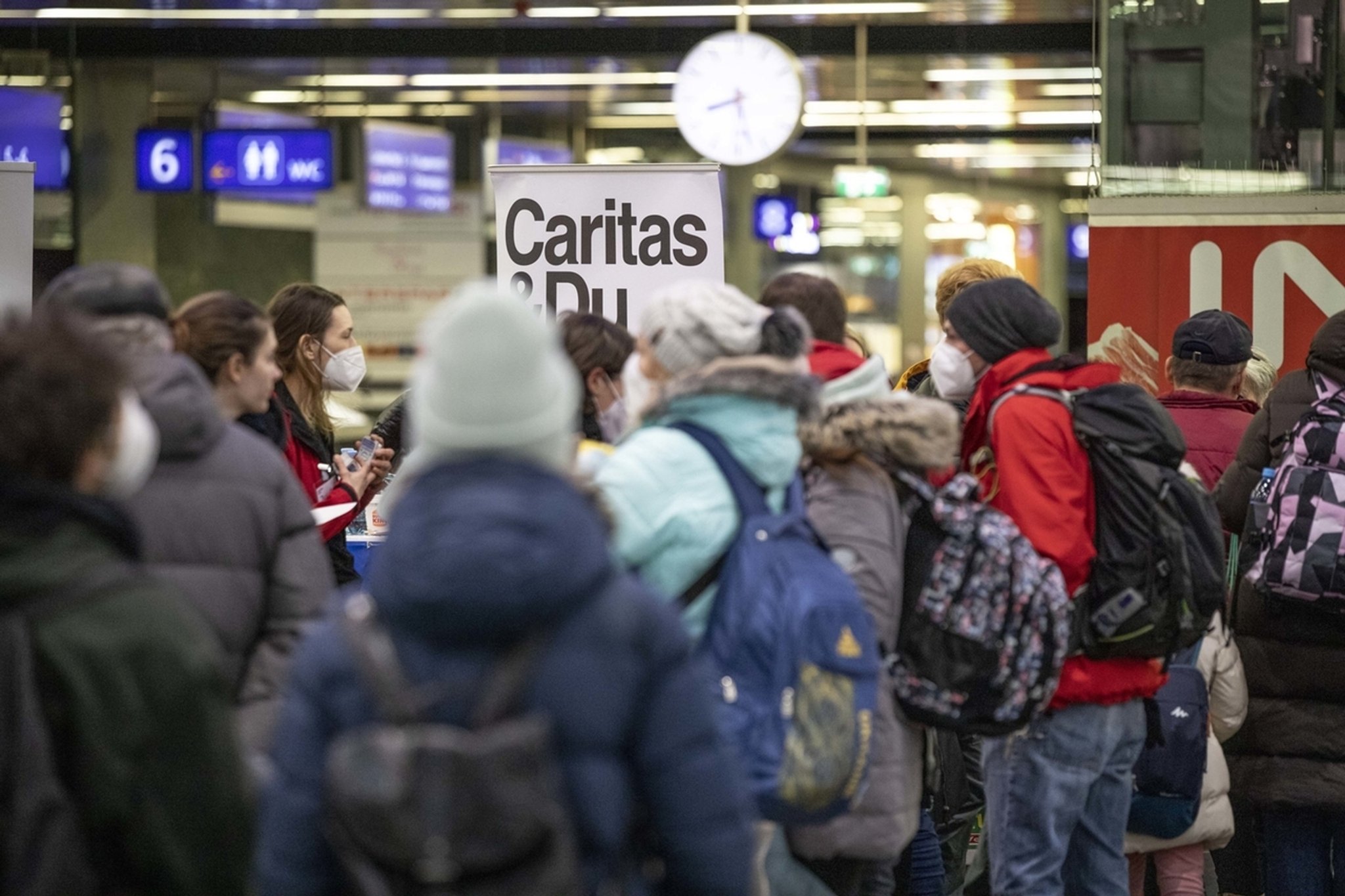 07.03.2022, Österreich, Wien: Ukrainische Flüchtlinge kommen am Wiener Hauptbahnhof an. Die Zahl der Flüchtlinge aus der Ukraine steigt weiter deutlich. Nach aktuellen Zahlen der UN-Flüchtlingshilfsorganisation UNHCR haben inzwischen 1,7 Millionen Menschen ihre Heimat verlassen. Foto: Tobias Steinmaurer/APA/dpa +++ dpa-Bildfunk +++