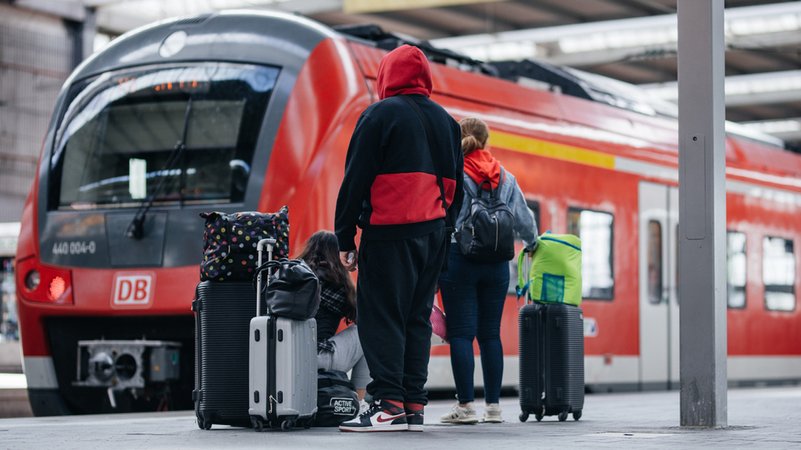 Symbolbild: Menschen warten am Gleis auf einen Zug. | Bild: BR / Julia Müller Symbolbild: Menschen warten am Gleis auf einen Zug.