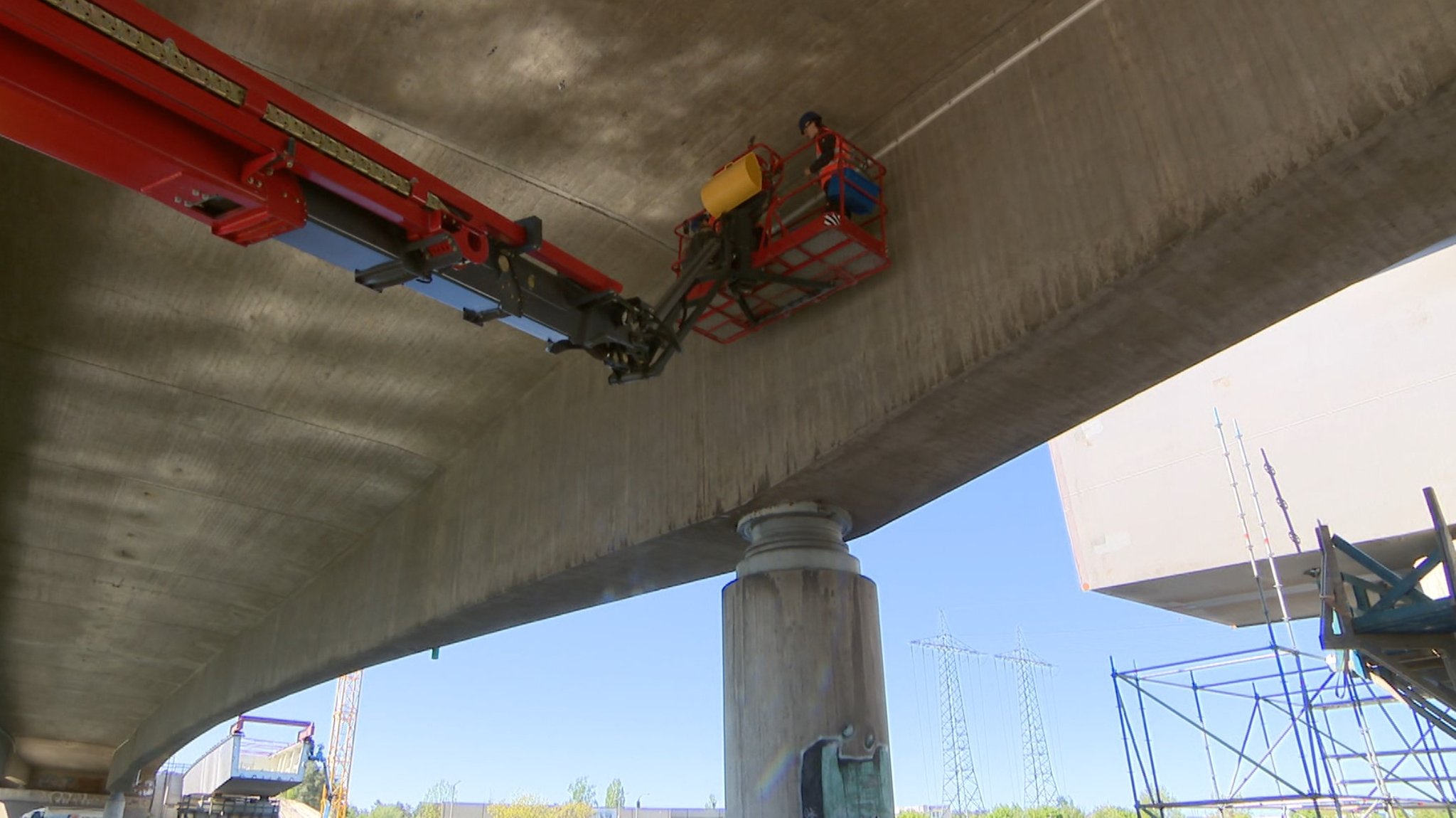 Sensoren für die Frankenschnellweg-Brücke am Hafen werden angebracht.