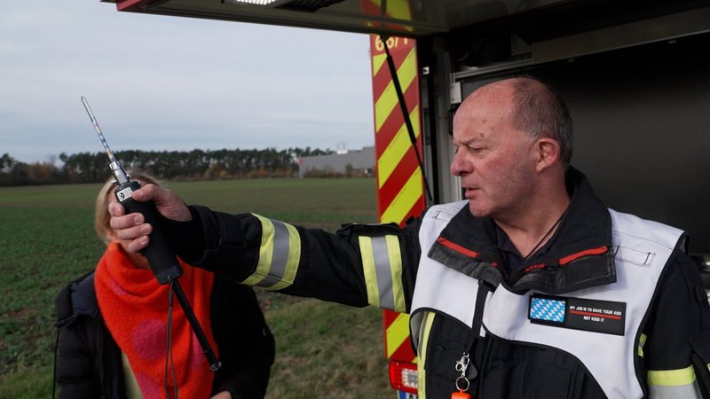 Archiv: Die Feuerwehr in Karlstein bei Luftmessungen | Bild: Kai Asmussen / BR Archiv: Die Feuerwehr in Karlstein bei Luftmessungen