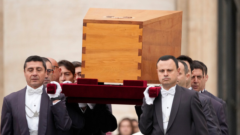 Für den emeritierten Papst Benedikt XVI. fand am Donnerstag in Rom die Trauerfeier statt. Anschließend wurde er in der Krypta bestattet. 