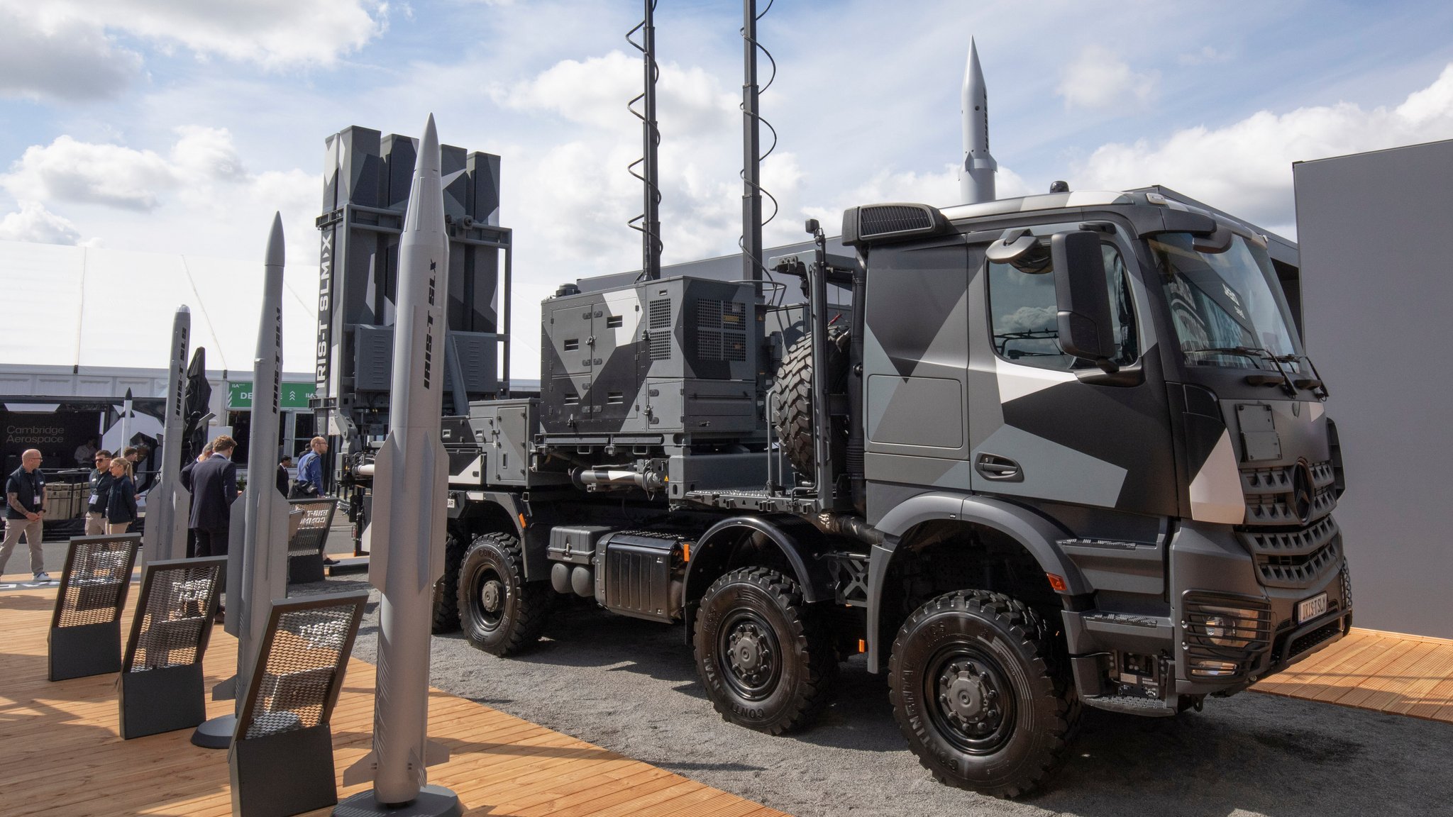 Die Militärsparte der Nürnberger Diehl-Gruppe präsentiert auf der ILA in Berlin die neueste Variante ihres Flugabwehrsystems Iris-T, das nach erfolgreichen Einsätzen in der Ukraine zu einem globalen Verkaufsschlager wurde.